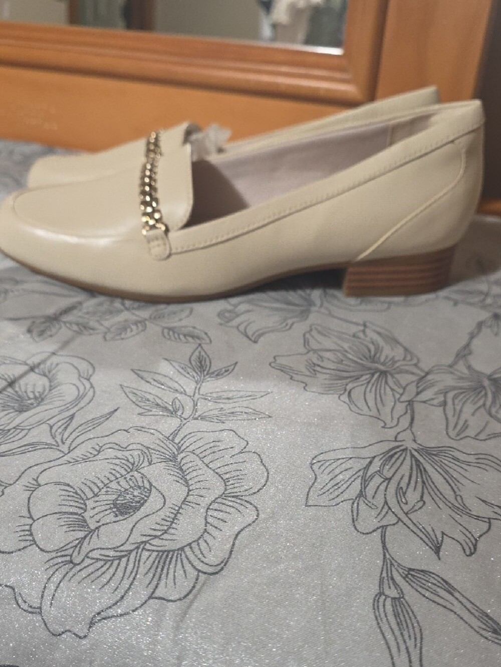 Clarks Cream Loafers with Gold Chain Trim - Picture 4 of 9